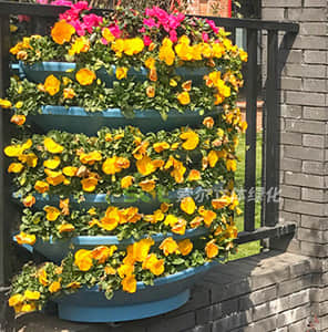 Facade guardrail greening