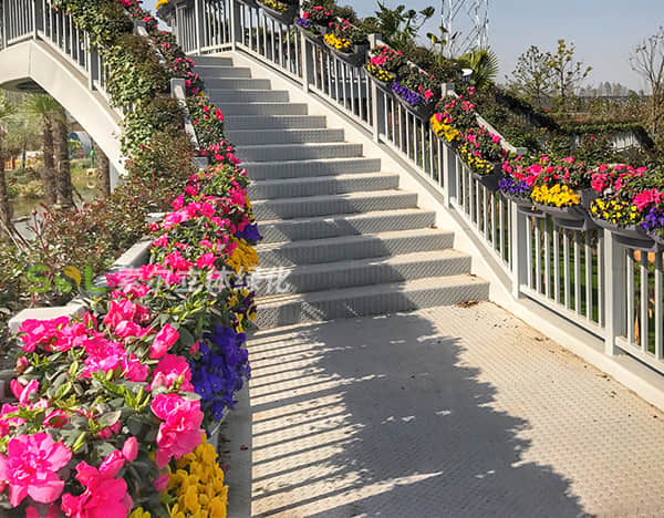 Brief introduction to the greening solution of pedestrian overpass 1